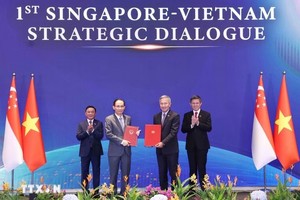 Ủy viên Bộ Chính trị, Bộ trưởng Bộ Ngoại giao Lê Hoài Trung và Bộ trưởng Ngoại giao Singapore Vivian Balakrishnan trao Tuyên bố chung về Chiến lược Kết nối Công nghệ Việt Nam - Singapore - Ảnh: TTXVN