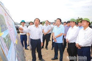 Chủ tịch UBND tỉnh Nguyễn Thanh Bình cùng Đoàn kiểm tra dự án Xây dựng tuyến đường kết nối liên vùng giữa Nam đồng bằng sông Hồng với vùng núi Tây Bắc và vùng duyên hải Bắc Trung Bộ (nguồn ảnh: Báo Ninh Bình)