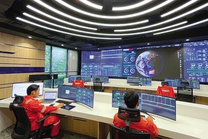 Nhiều nhà đầu tư đang đề xuất những dự án trung tâm dữ liệu quy mô lớn ở Việt Nam. Trong ảnh: Trung tâm dữ liệu của Singapore tại TP.HCM. Ảnh: Lê Toàn