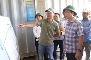 Ông Nguyễn Phong Luân, Phó Trưởng Ban Quản lý dự án đầu tư xây dựng công trình dân dụng, công nghiệp và hạ tầng kỹ thuật tỉnh Quảng Trị báo cáo tiến độ dự án đường ven biển khu vực phía Nam tỉnh Quảng Trị.