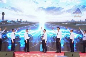 Các đại biểu thực hiện nghi thức khởi động các dự án mở rộng, cải tạo Cảng hàng không quốc tế Đà Nẵng. Ảnh: Văn Toàn