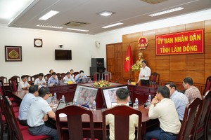 Phó chủ tịch UBND tỉnh Lâm Đồng Nguyễn Hồng Hải (đứng giữa) đôn đốc tiến độ lập Quy hoạch chung đô thị liên phường khu vực Phan Thiết. Ảnh: Hữu Tri