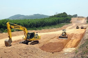 Thi công xây dựng đường cao tốc. Ảnh: Bộ Xây dựng.