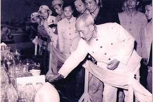 Chủ tịch Hồ Chí Minh xem các mặt hàng thủy tinh tại Hội chợ triển lãm tiểu thủ công, Hà Nội (tháng 2/1958). Ảnh: Tư liệu