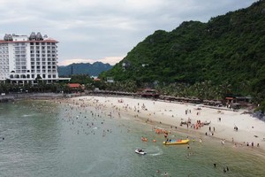 Du khách trải nghiệm tại Cát Bà trong kỳ nghỉ lễ. Ảnh: Nguyễn Hoàn