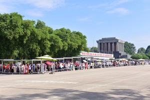 Đông đảo người dân và du khách xếp hàng vào Lăng viếng Chủ tịch Hồ Chí Minh dịp Quốc khánh 2/9. 
