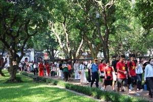 Đông đảo người dân và du khách khám phá, trải nghiệm tại Văn Miếu - Quốc Tử Giám, Hà Nội dịp nghỉ lễ Quốc khánh 2/9.