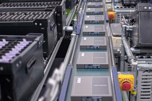 Công nghiệp chế biến, chế tạo tiếp tục tăng cao, đóng vai trò dẫn dắt tăng trưởng (Trong ảnh: Sản xuất điện thoại di động tại nhà máy của Samsung ở Thái Nguyên)