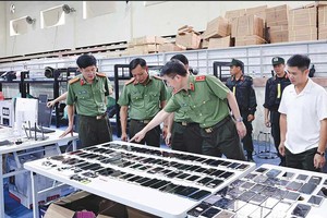 Công an tỉnh Phú Thọ thu giữ hàng trăm điện thoại di động, hàng chục USB lưu trữ dữ liệu của các đối tượng trong đường dây lừa đảo xuyên quốc gia bị triệt phá (Ảnh: Công an tỉnh Phú Thọ)