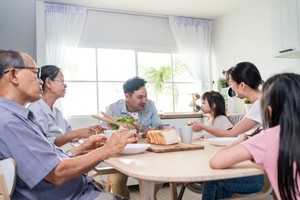 Nhiều người Việt hướng đến tuổi hưu trí độc lập và tự chủ hơn, thay vì phụ thuộc vào con cái như trước đây. Ảnh Hằng Hà.