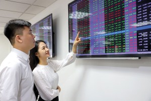 Dòng vốn ngoại ưu tiên nhóm cổ phiếu vốn hóa lớn, đặt ra yêu cầu đa dạng hóa nguồn cung hàng hóa và nới trần sở hữu nước ngoài 