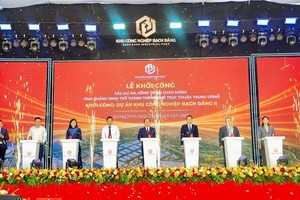 Cùng với hoàn thiện thủ tục đầu tư và chuẩn bị quỹ đất sạch, TP. Quảng Ninh đang tiếp tục đầu tư hạ tầng khu công nghiệp, khu kinh tế. Ảnh T.T