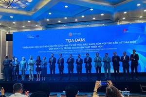 Thứ trưởng Bộ Tài chính Cao Anh Tuấn (đứng giữa) cùng chụp ảnh với các diễn giả tham dự Tọa đàm