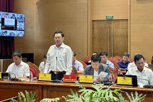 Ông Trần Cang, Giám đốc Sở Tài chính tỉnh Gia Lai giải trình các nguyên nhân ảnh hưởng đến tiến độ giải ngân vốn đầu tư công. Ảnh: Ngọc Minh. 
