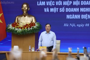Phó Thủ tướng Thường trực Phạm Gia Túc làm việc với Hiệp hội Doanh nghiệp điện tử Việt Nam và một số doanh nghiệp xuất nhập khẩu lớn trong ngành điện tử, bán dẫn - Ảnh: chinhphu.vn