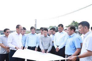 Phó Bí thư Thường trực Thành ủy Nguyễn Trọng Đông kiểm tra tiến độ dọc tuyến Vành đai 2.5 (điểm kết thúc nút giao Vành đai 3 - Lĩnh Nam) trên địa bàn phường Vĩnh Hưng.