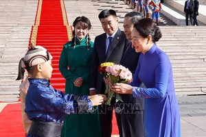 Các em thiếu nhi Mông Cổ tặng hoa chúc mừng Chủ tịch Quốc hội Trần Thanh Mẫn và Phu nhân.