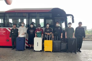 Nhóm người nước ngoài bị trục xuất 