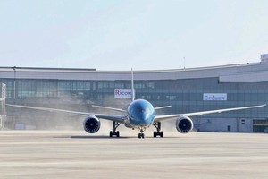 Sáng 19/12/2025, chuyến bay thương mại đầu tiên do Vietnam Airlines khai thác khai thác đã chính thức hạ cánh tại Cảng hàng không quốc tế Long Thành.