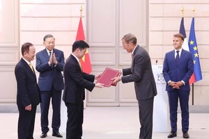 Tổng Bí thư, Chủ tịch nước Tô Lâm và Tổng thống Pháp Emmanuel Macron chứng kiến trao văn kiện và thỏa thuận hợp tác giữa hai nước. (Ảnh: Thống Nhất/TTXVN)