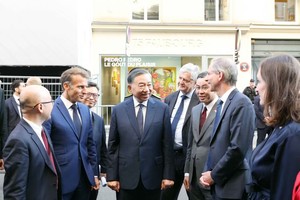 Tổng Bí thư, Chủ tịch nước Tô Lâm và Tổng thống Cộng hòa Pháp Emmanuel Macron gặp các đại biểu. Ảnh: Thống Nhất/TTXVN.