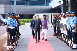 Lễ đón Thủ tướng Lê Minh Hưng tại sân bay quốc tế Indira Gandhi, thủ đô New Delhi. (Ảnh: Dương Giang/TTXVN)