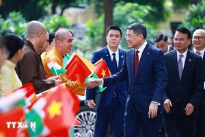 [Ảnh] Thủ tướng Lê Minh Hưng dâng hoa tại Tượng Chủ tịch Hồ Chí Minh ở New Delhi 