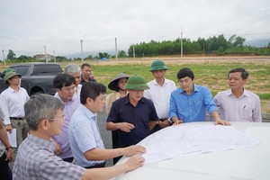 Phó chủ tịch UBND tỉnh Quảng Trị Lê Văn Bảo (áo đen, ở giữa) nghe báo cáo tiến độ dự án. Ảnh: Đặng Hà