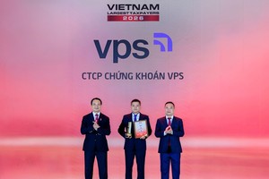 Ông Nguyễn Tuấn Anh – Giám đốc Tài chính Công ty Cổ phần Chứng khoán VPS nhận vinh danh từ ban tổ chức