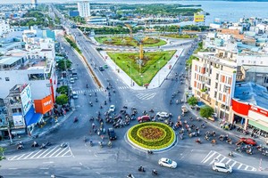 Nút giao thông tại khu vực ngã 5 Đống Đa - Hoa Lư là cửa ngõ giao thông quan trọng của khu vực Quy Nhơn, tỉnh Gia Lai tuy nhiên thường xuyên xảy ra tình trạng ùn tắc giao thông vào giờ cao điểm. Ảnh: Dũng Nhân. 