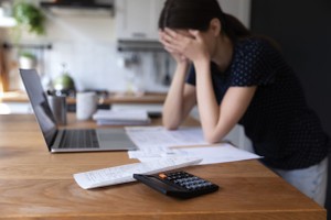 Khi doanh nghiệp không còn nhu cầu tiếp tục kinh doanh, việc lựa chọn giải thể hoặc chấm dứt hoạt động là con đường duy nhất khép lại các nghĩa vụ thuế