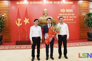 Lãnh đạo Tỉnh ủy, UBND tỉnh Lạng Sơn tặng hoa chúc mừng ông Trần Quân. Ảnh: Báo và PTTH Lạng Sơn