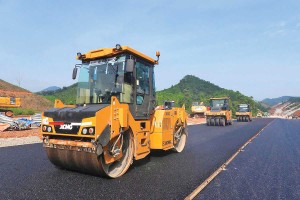 Thi công thảm bê tông nhựa nóng tại Dự án đường cao tốc Hữu Nghị - Chi Lăng