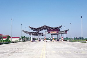 Trạm thu phí BOT cầu Thái Hà vắng bóng xe qua lại. Ảnh: P.V