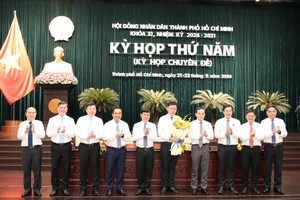Lãnh đạo Thành phố tặng hoa chúc mừng ông Trương Minh Huy Vũ. Ản: TT