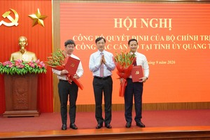Ông Nguyễn Duy Ngọc, Trưởng ban Tổ chức Trung ương trao quyết định và tặng hoa chúc mừng tân Bí thư Tỉnh uỷ Quảng Trị Vương Quốc Tuấn (bên phải ảnh) và tân Phó Bí thư Tỉnh uỷ Quảng Trị Bùi Hoàng Phương (bên trái ảnh).