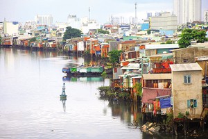 Khu vực ven kênh Đông, Quận 8 cũ hiện còn hàng nghìn căn nhà lụp xụp ven kênh - Ảnh: Lê Toàn