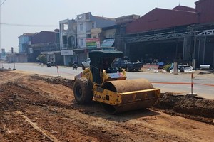 Thi công nền đường tại Dự án cải tạo, mở rộng Quốc lộ 2.
