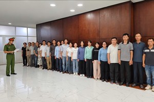 37 bị can trong đường dây mua bán hóa đơn (ảnh: Công an TP.HCM)