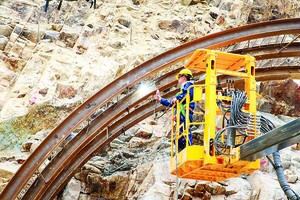 Các bộ, ngành đang nỗ lực tháo gỡ điểm nghẽn để thúc giải ngân vốn đầu tư công. Trong ảnh: Thi công hầm đường bộ Hoàng Liên. Ảnh: Đức Thanh 