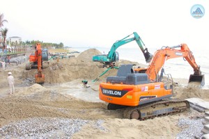 Dự án Khắc phục khẩn cấp xói lở bờ biển Hội An đang khẩn trương thi công để ứng phó với mưa bão. Ảnh: Quang Hà