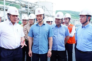 Lãnh đạo tỉnh Quảng Trị và lãnh đạo Tập đoàn EVN kiểm tra thực địa dự án Trung tâm Nhiệt điện Quảng Trạch. Ảnh: Mỹ Hạnh - Trường Nhật