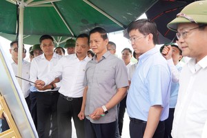 Bí thư Tỉnh ủy Quảng Trị Vương Quốc Tuấn (hàng đầu, thứ ba từ phải ảnh) và Chủ tịch UBND tỉnh Quảng Trị Bùi Hoàng Phương (hàng đầu, thứ hai từ phải ảnh) nghe báo cáo Dự án quần thể du lịch sinh thái, nghỉ dưỡng và vui chơi giải trí núi U Bò - hồ Thác Chuối 