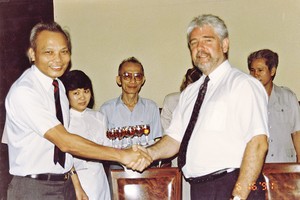 Cái bắt tay lịch sử giữa GS-TSKH. Nguyễn Mại (bên trái) và đại diện Công ty Vietnam Invesment Review Ltd. đã đặt nền móng cho sự phát triển của Báo Đầu tư. Lễ ký văn bản hợp tác có sự chứng kiến của Bộ trưởng Võ Đông Giang (đứng giữa) - người có nhiều công lao trong việc thành lập và định hướng sự phát triển của Báo Đầu tư thời gian đầu