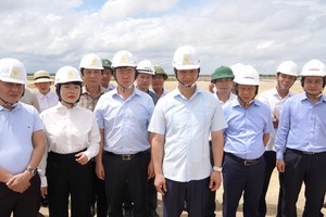 Bí thư Tỉnh uỷ Quảng Trị Vương Quốc Tuấn (hàng đầu, thứ ba từ phải ảnh) kiểm tra tiến độ Dự án đầu tư xây dựng Cảng hàng không Quảng Trị.