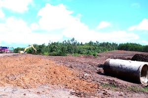 Tại gói thầu XL.04, đoạn qua xã Hra, nhà thầu chuẩn bị mặt bằng để thi công dự án.
