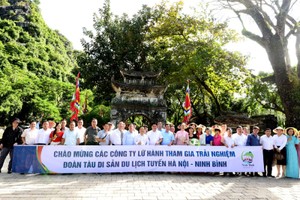 Các đại biểu chụp hình lưu niệm tại Khu Du lịch Thung Ui, Ninh Bình.