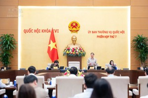 Phó chủ tịch Quốc hội Nguyễn Khắc Định điều hành phiên thảo luận - Ảnh: QH. 