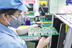 Điện tử, máy tính, linh kiện vẫn là ngành hàng đóng vai trò quan trọng trong tăng trưởng thương mại. Ảnh: Đức Thanh