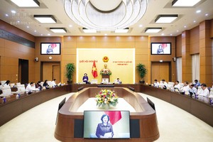 Ủy ban Thường vụ Quốc hội cho ý kiến về Dự án Luật Đất đai sửa đổi. Ảnh: Q.H